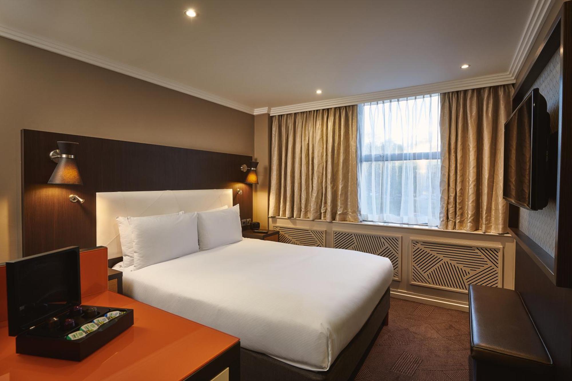 Habitación con cama grande